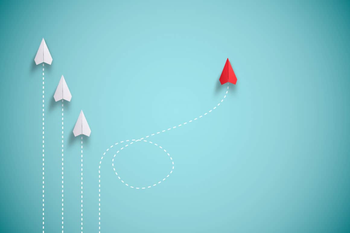 4 avions en papier prenant des directions différentes.