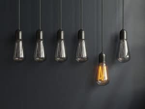 Des ampoules dont une allumée.