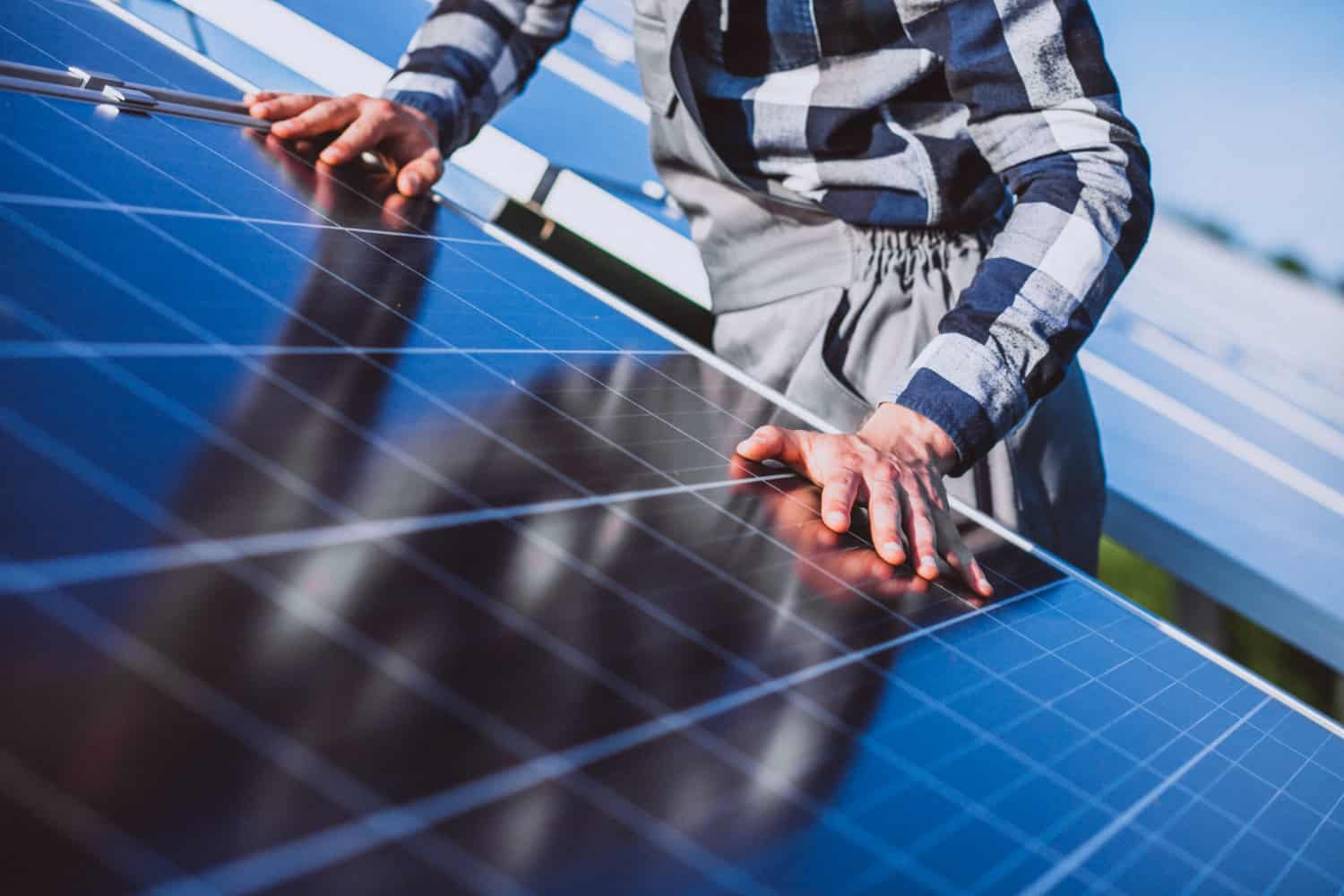 Un professionnel en train de poser des panneaux photovoltaïque.