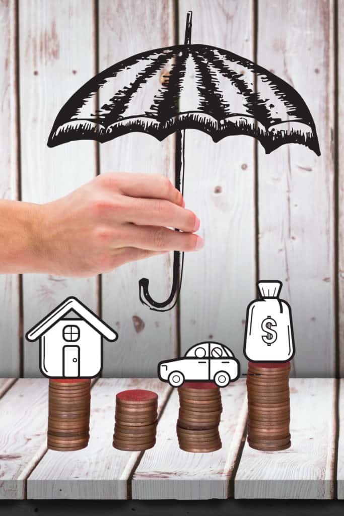 Une main tenant un parapluie au dessus de pièces de monnaie, symbolisant la protection de l'épargne.